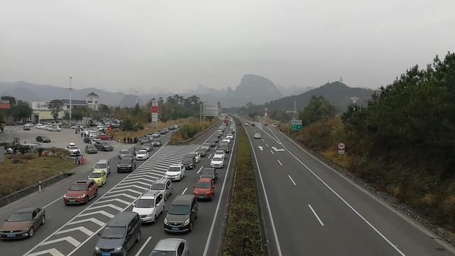 返程高峰，高速公路往广州方向在贺州这样走不会堵