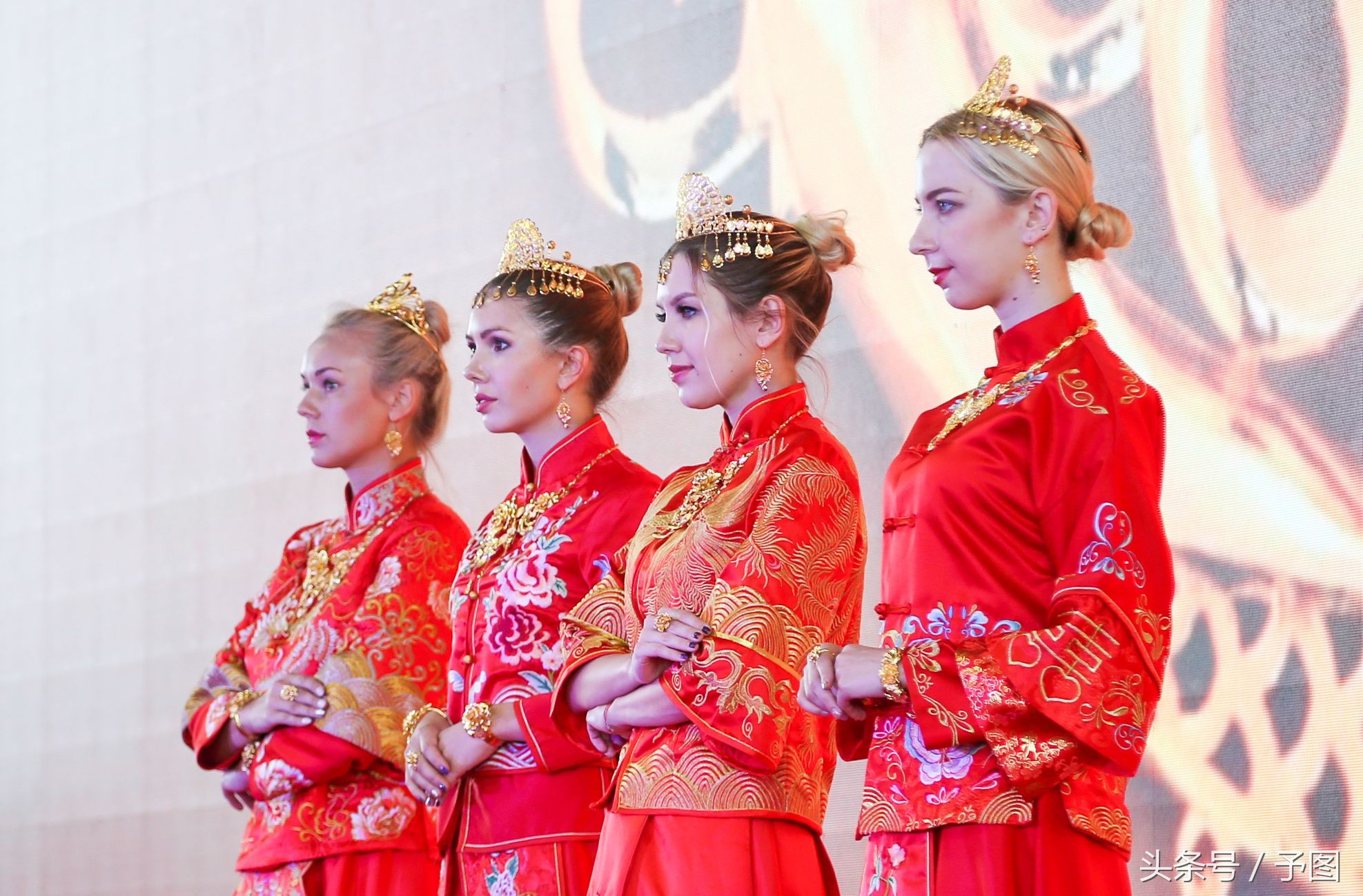 四位外国模特穿秀禾服与中国姑娘争相斗艳,穿