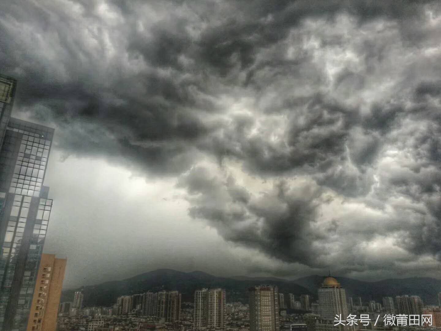 莆田暴雨来临前的天空，随手一拍都是大片，欣赏下乌云密布的样子