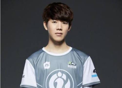 幸亏ig不会四保一体系, 否则s8四强就没有一支