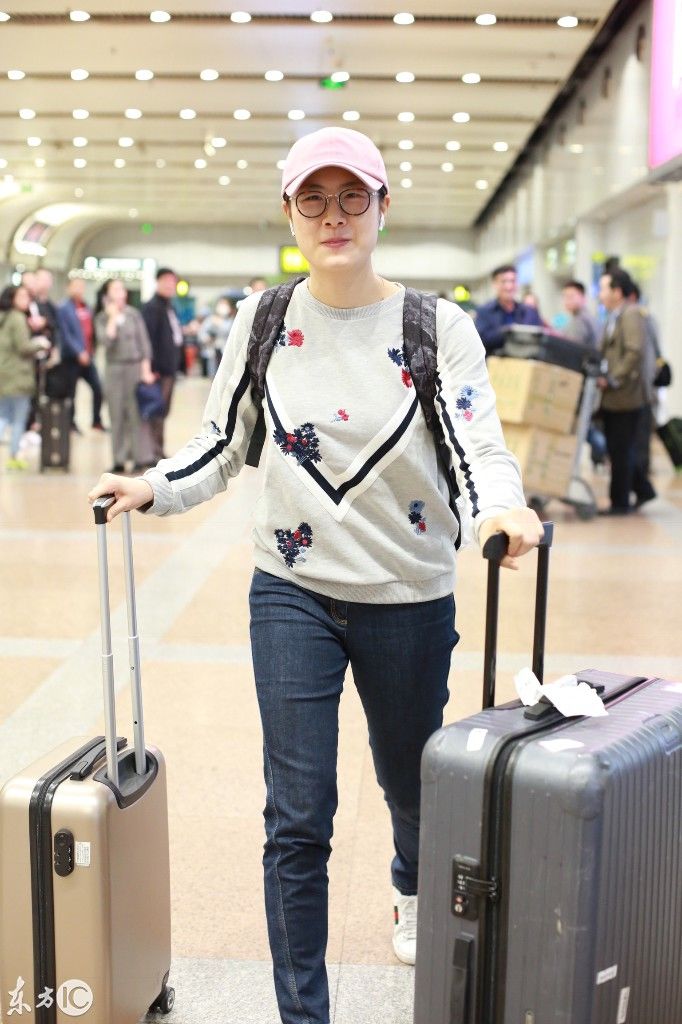 中国乒乓球运动员丁宁在北京首都机场出现