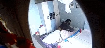 2岁宝宝晚上睡觉总是哭,母亲打开监视器看了看