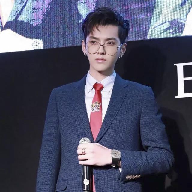 假近视真文艺,你该换一副古典的金丝眼镜了!