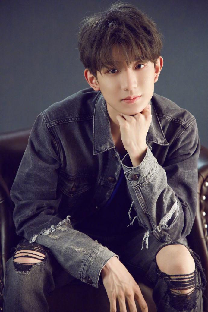 TFboys 王源帅气百变造型:曾经小小少年 到如今风度翩翩