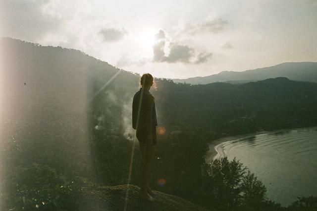 表面活泼内心孤独的人,都会有这7个特点