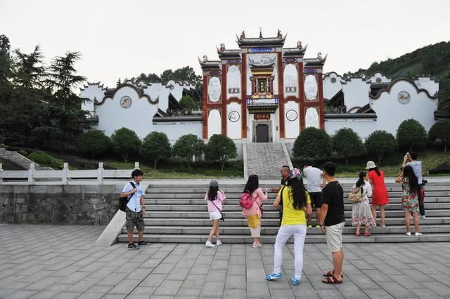 屈原出生地遭异议，湖北这座城建“故居” 多方证实 在这里！