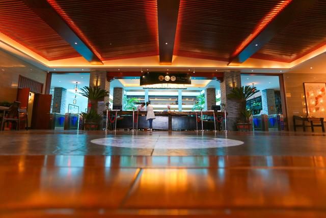 谁说只有冬天才能泡温泉，在这儿，春末的温泉比冬季更有料