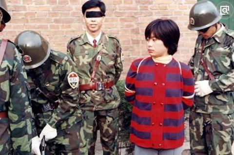 死刑犯听到宣判后,身体都会有什么反应?法警也有一个动作