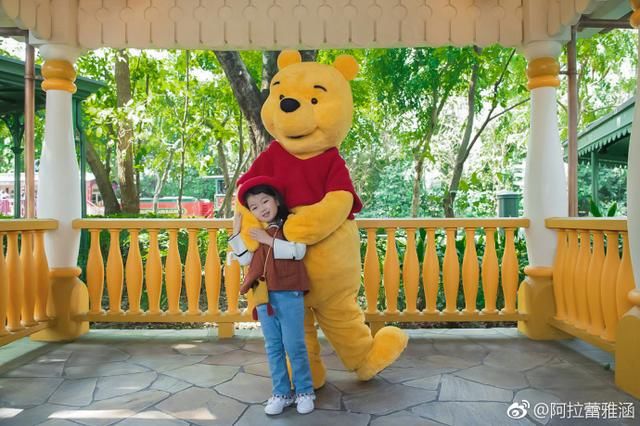 最新:阿拉蕾崔雅涵迪士尼玩耍照片,小小年纪又