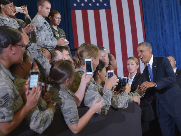 各国领导人视察军情:特朗普上台倾情演讲,普京
