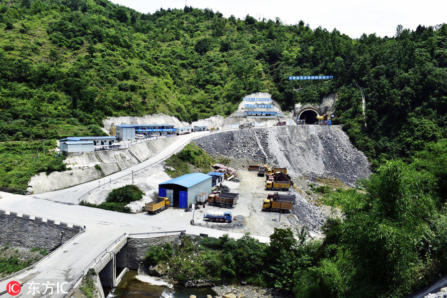 重庆三峡库区首条“穿越式高铁”全速掘进 刷新“闯险克难”纪录