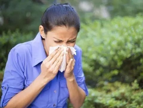 打喷嚏时弯腰,竟然隐藏这么大的风险…