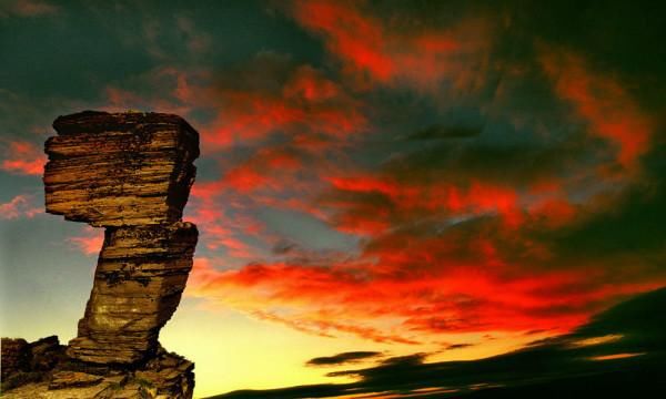 深山峻岭中竟建有房子，8000多级台阶，你敢爬吗？