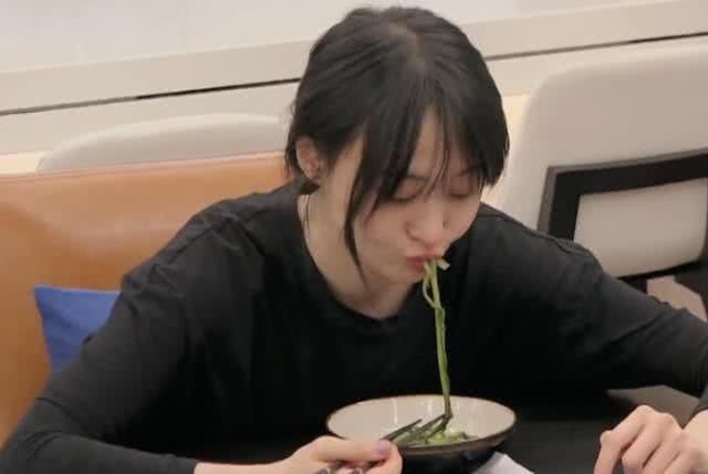 郑爽为了减肥,晚餐吃炒油麦菜,看到她的做法,原谅我吃不下去