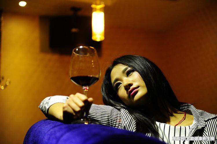 女人睡前喝1杯红酒,坚持一段时间,身体或许会