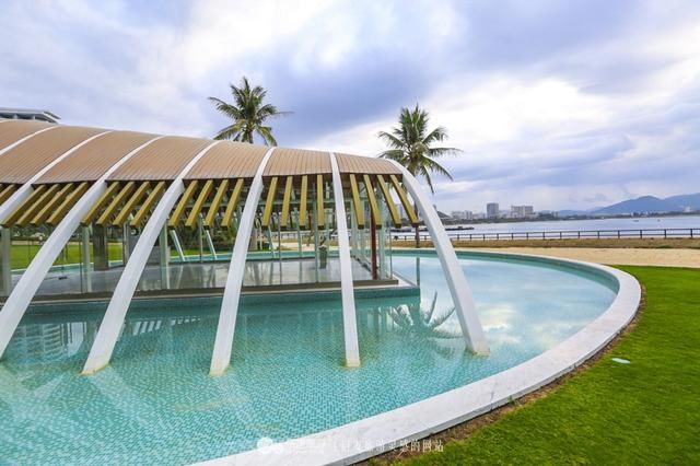 三亚山海天万豪，走出酒店便是海