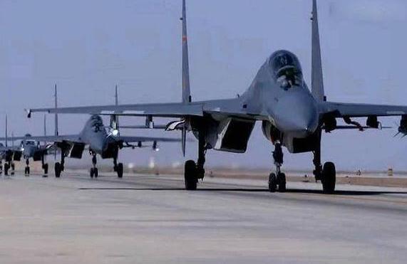 歼16战机上演大象漫步,总载弹量或超百吨,够