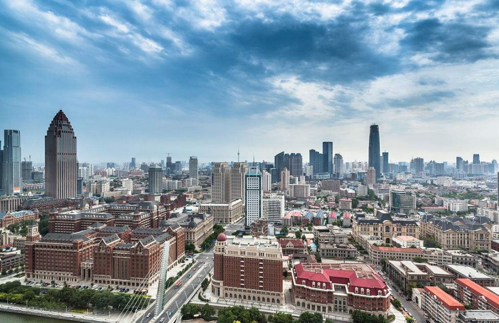 人均gdp 重庆_图中是天津,其2017年的人均gdp为11.9万元,在14个万亿gdp城市中排名第十二.(3)