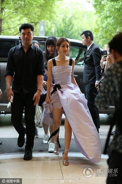 奚梦瑶红毯上高开叉裙的露底并不是偶然,林志