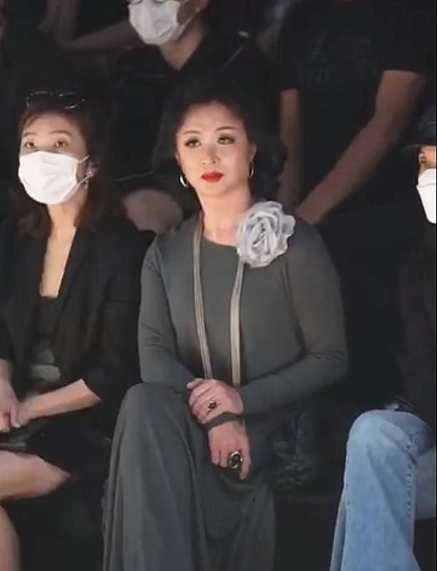 53岁金星看秀太女人,灰裙大红唇显贵气,油光满面皱纹遮不住