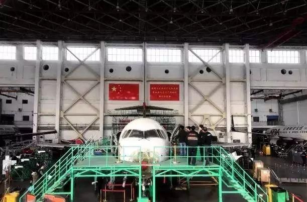 国产飞机ARJ21-700在山东太古完成全球首次4