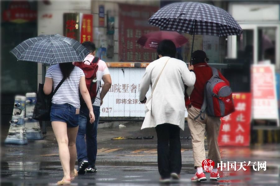 武汉风雨交加凉意足 市民五月穿春装