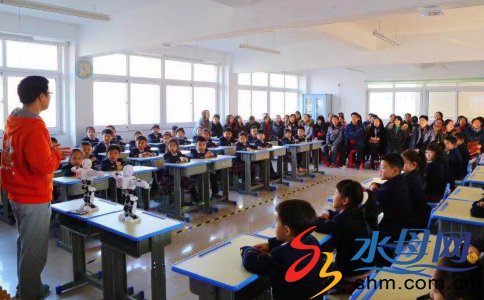 南通路小学开展机器人社团汇报展示课活动