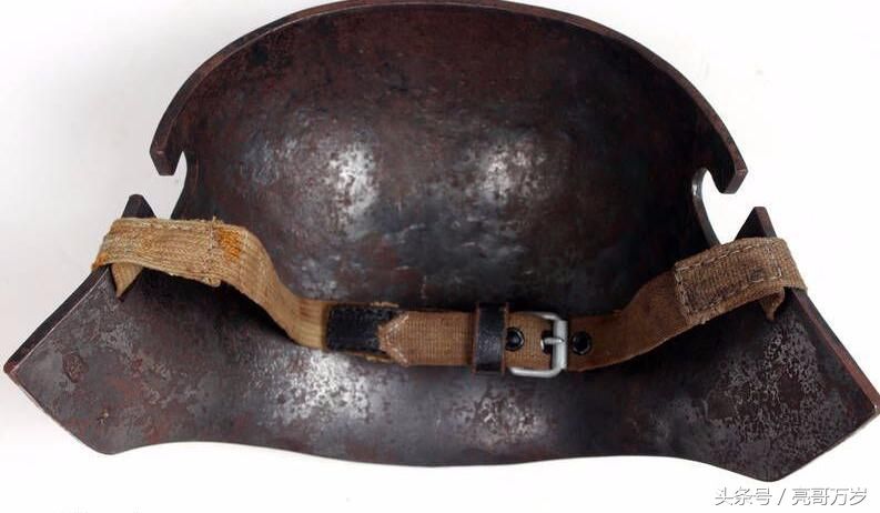其实这是一块十分罕见的一战德军钢盔护板