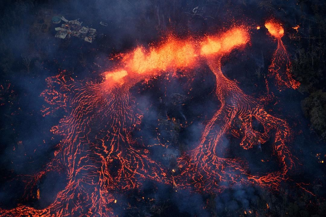 夏威夷火山再发威 熔岩流向居民区阻断道路民众淡定拍照