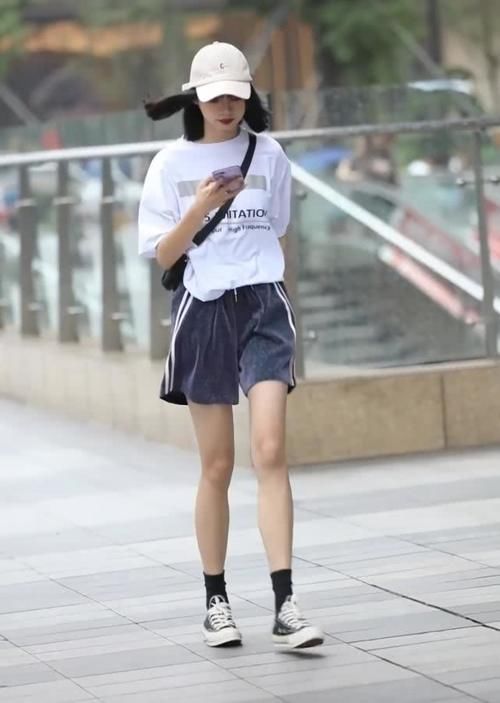 小姐姐身上穿了一件白色的短袖,小姐姐的大长腿插图(2) 小姐姐身上穿了一件白色的短袖,小姐姐的大长腿插图(2)