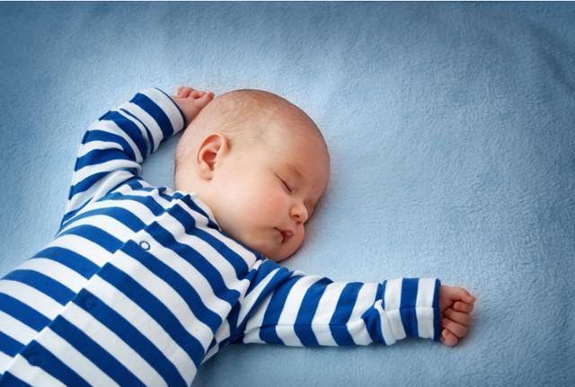 小宝宝在睡觉时突然大哭 或与这3个因素有关 