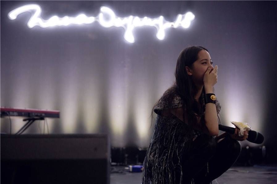 欧阳娜娜18岁成人礼感动落泪 首次回应考入伯