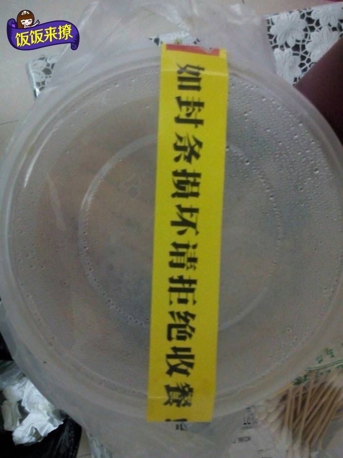 外卖小哥电梯内偷吃配送餐 外卖食品安全再遭