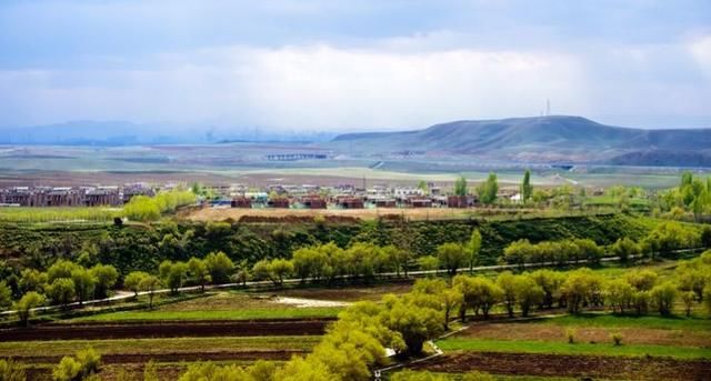 集高山、绿洲、沙漠三大自然景观于一体的天山