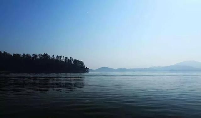 万亩竹海是后花园,坐拥中国十大温泉之首,这座