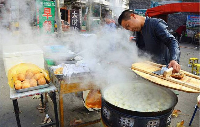 农村小伙在路边卖1元4个的小吃居然这么火，吃过的都说好吃！