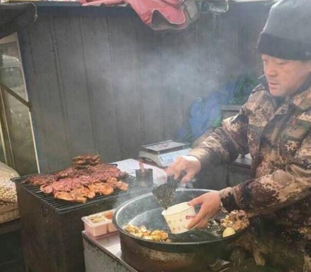 大叔学校门口卖小吃生意火爆,小学生:太残忍