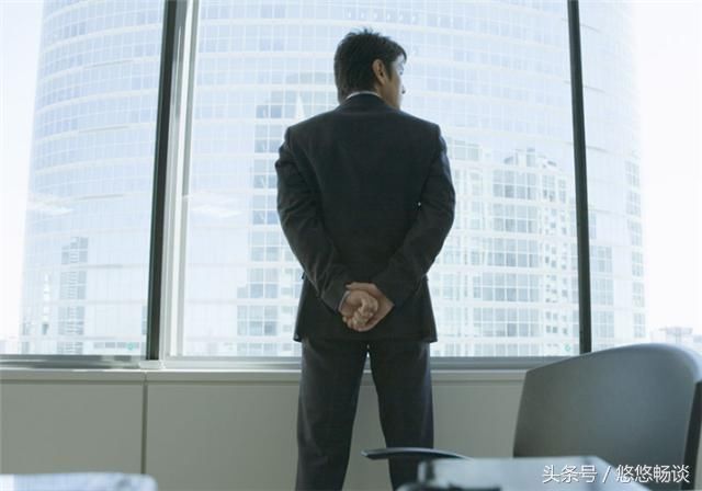 给儿媳厚红包当改口费，她叫我阿姨，我摔烂茶杯，看到儿子我愣了