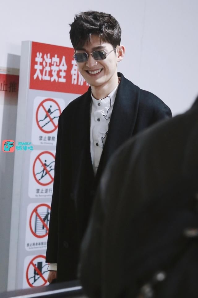 张翰戴墨镜穿风衣现身机场白嫩帅气,网友:好喜