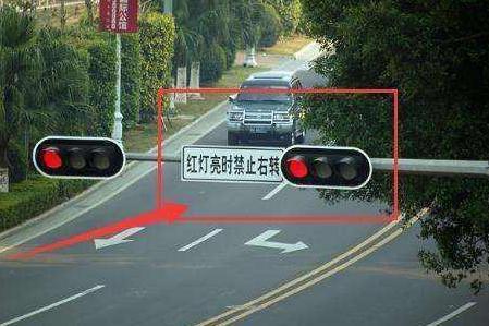 十字路口红灯可以右转,有的车主却还是被扣6分