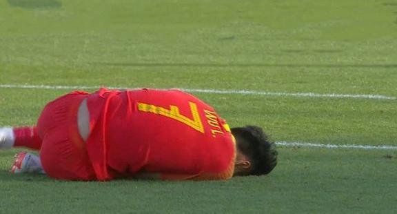 武磊肩胛骨可能错位,或错过第二场!韩国网友评
