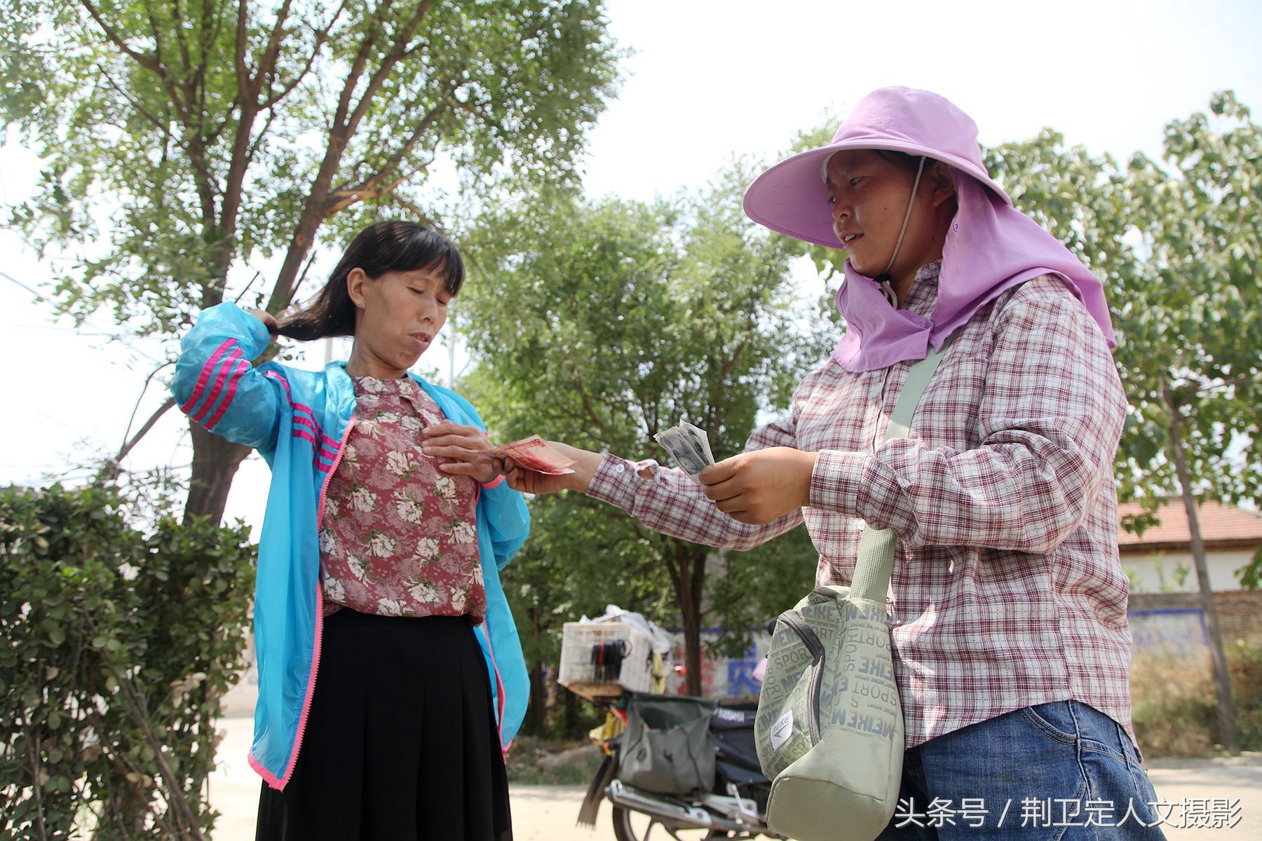 奔波1300公里骑着摩托车安徽女职业收头发人