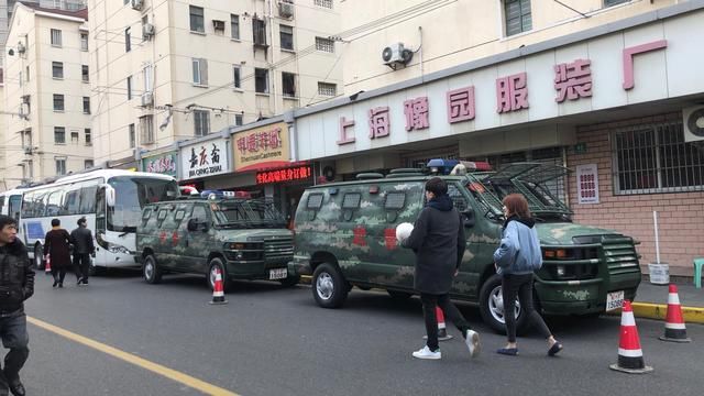 上海城隍庙春节人从众 绕三圈车位也难求 武警站队维护秩序