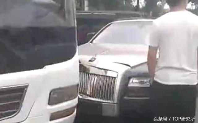 劳斯莱斯撞上公交，公交车：请你们尊重一下我，我也很贵啊！