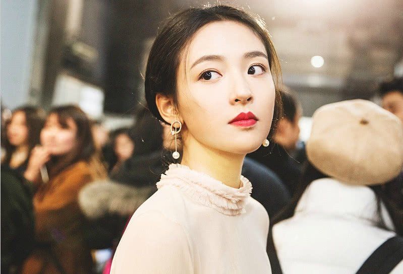 别再说吴倩是初恋脸?当她梳起黄子韬同款大背