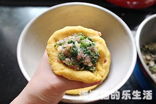 苦苣香菇玉米面贴饼子