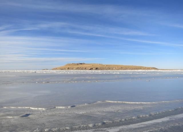 青海湖有一小岛，游客难以接近，7个尼姑在这过着苦日子