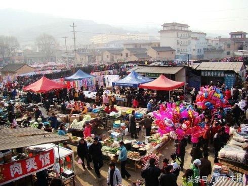 过年倒计时，全国农村赶集采集年货挤爆，蔬菜价格猛涨