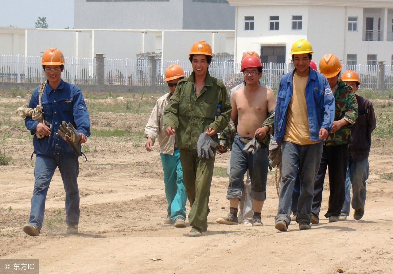 农民工在烈日下干活，这种辛苦的劳动，城里人是体会不到的_【快资讯】