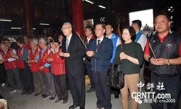 吴敦义佛寺上香，给海南旅行团派红包